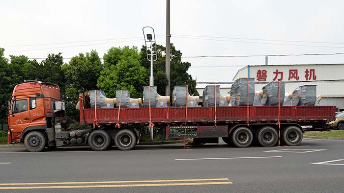 風(fēng)機廠家:磐力將八臺碳鋼通風(fēng)機運往江陰催化燃燒項目